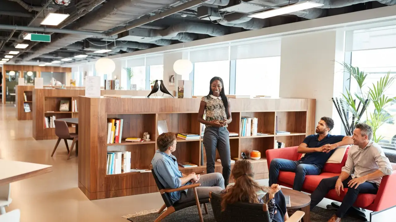 Un equipo diverso colabora en un espacio moderno y luminoso, creando un **ideal work environment**.