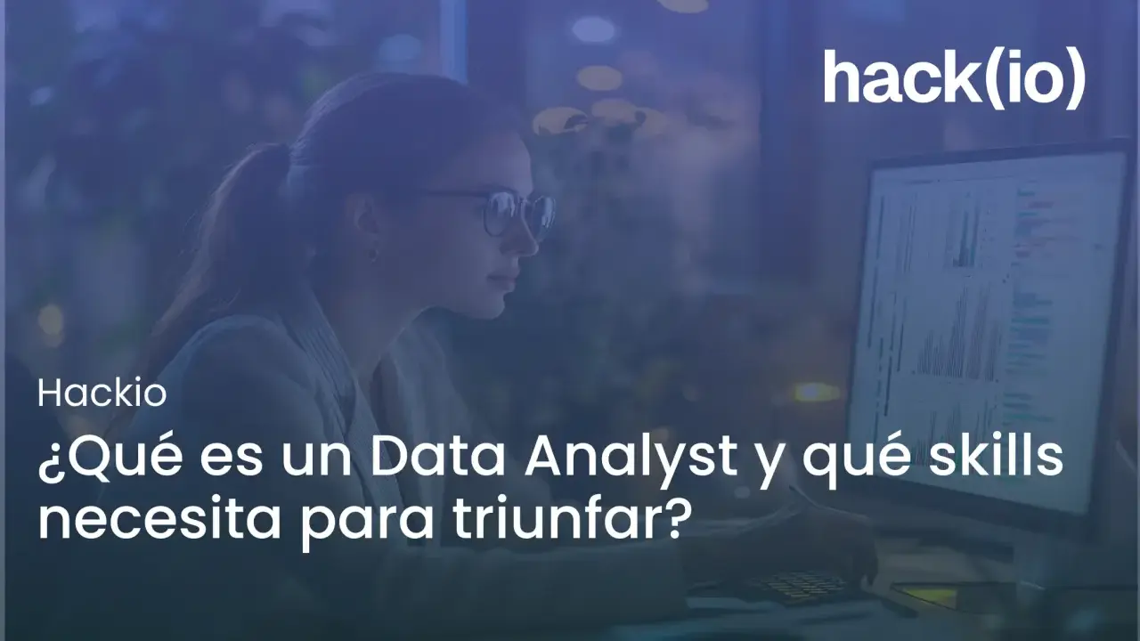 Mujer joven con gafas analizando datos en pantalla, aprendiendo para sus **prácticas analista de datos**.