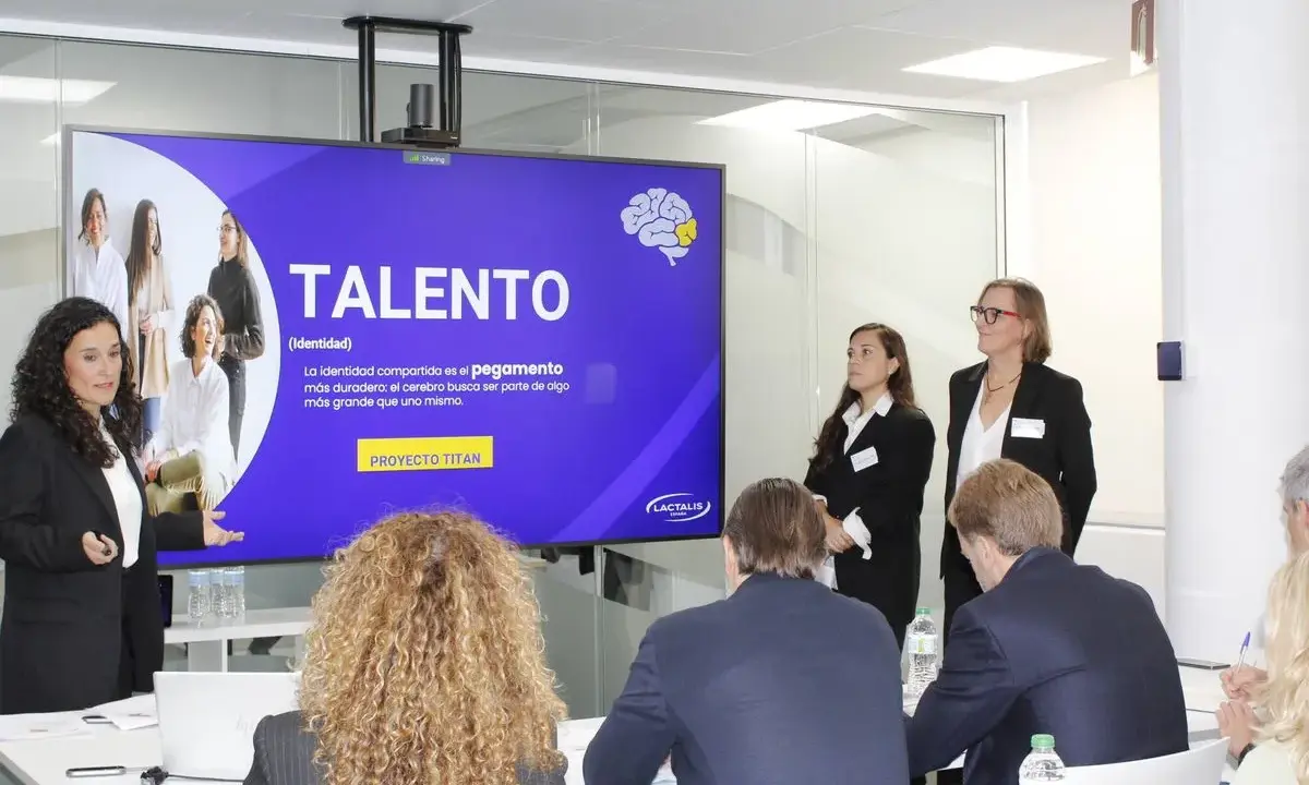 Mujeres en negocios presentan "TALENTO" en una sala de reuniones.