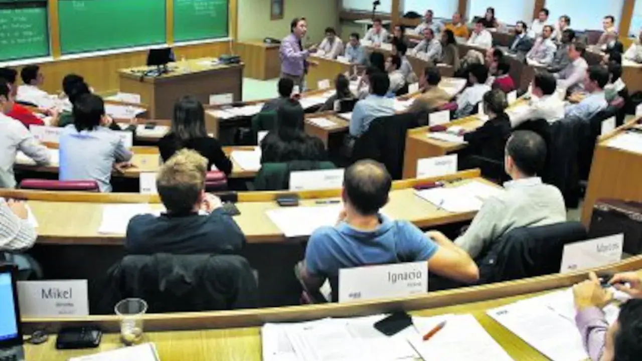 Aula con profesor y estudiantes. Se discuten los mejores MBA del mundo.