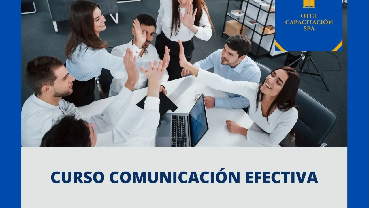 Equipo celebrando éxito en un curso de comunicación efectiva.