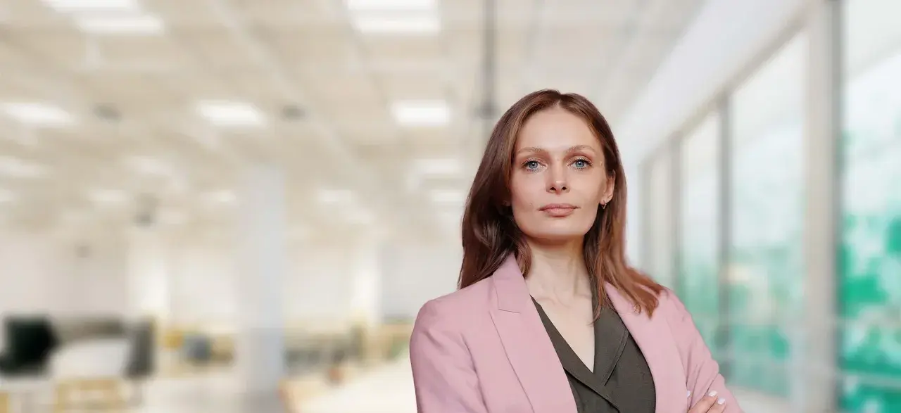 Mujer con blazer rosa, lista para su master MBA Barcelona.