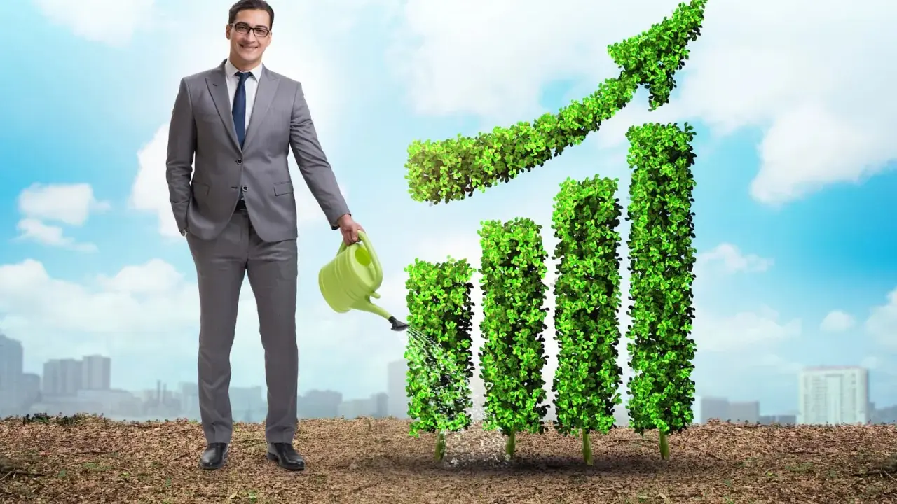 Hombre riega gráfico de barras de hojas verdes, simbolizando crecimiento y sostenibilidad. Ideal para cursos de sostenibilidad.