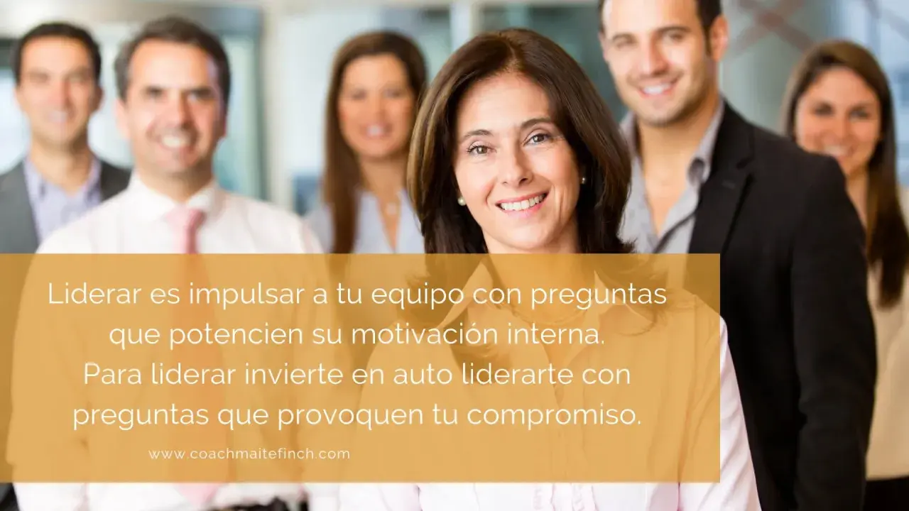 Un equipo sonriente, con un texto sobre liderazgo y preguntas que inspiran.