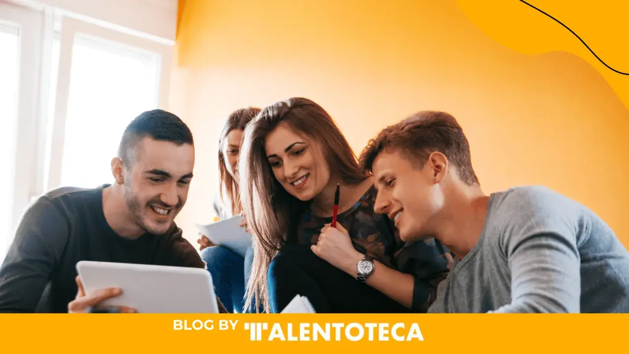 Estudiantes colaboran en un proyecto, aprendiendo como funcionan las practicas universitarias.