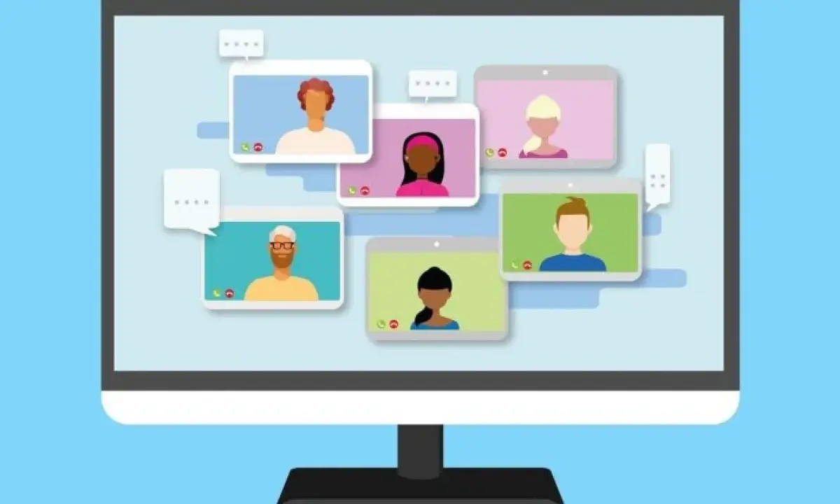 Cinco personas participan en una videollamada grupal a través de un software para videollamadas.