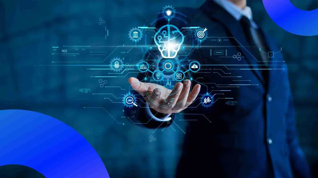 Un hombre con traje sostiene una red de iconos digitales que representan el **programa transformación digital**, con una bombilla de IA en el centro.