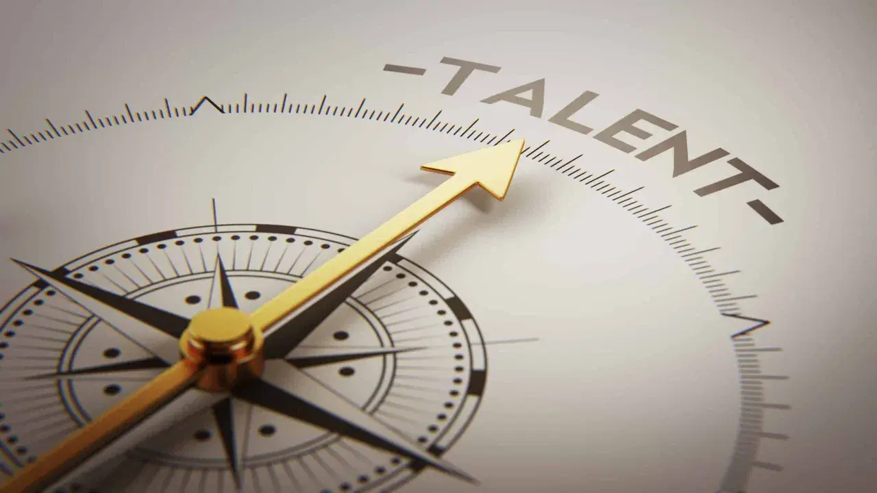 Brújula dorada apuntando hacia "TALENTO", simbolizando la dirección y el enfoque en el desarrollo del talento, clave para el middle management.