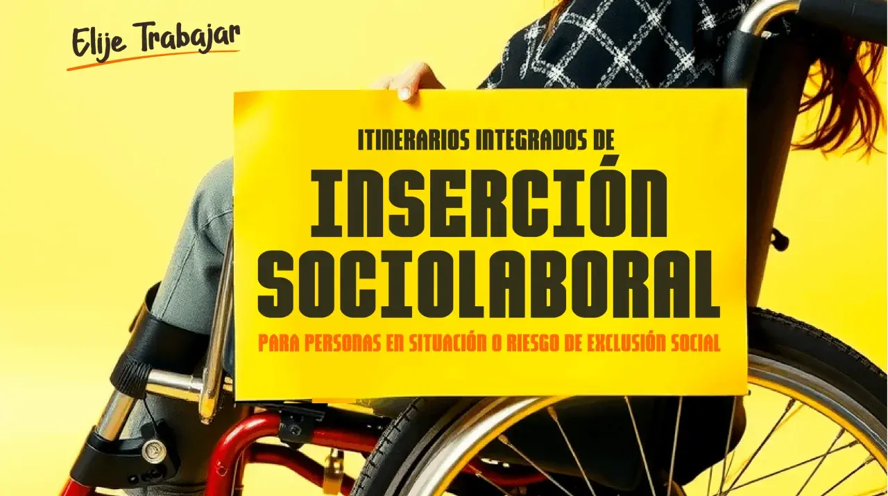 Persona en silla de ruedas sostiene cartel sobre inserción sociolaboral, promoviendo oportunidades de internships in Spain para todos.