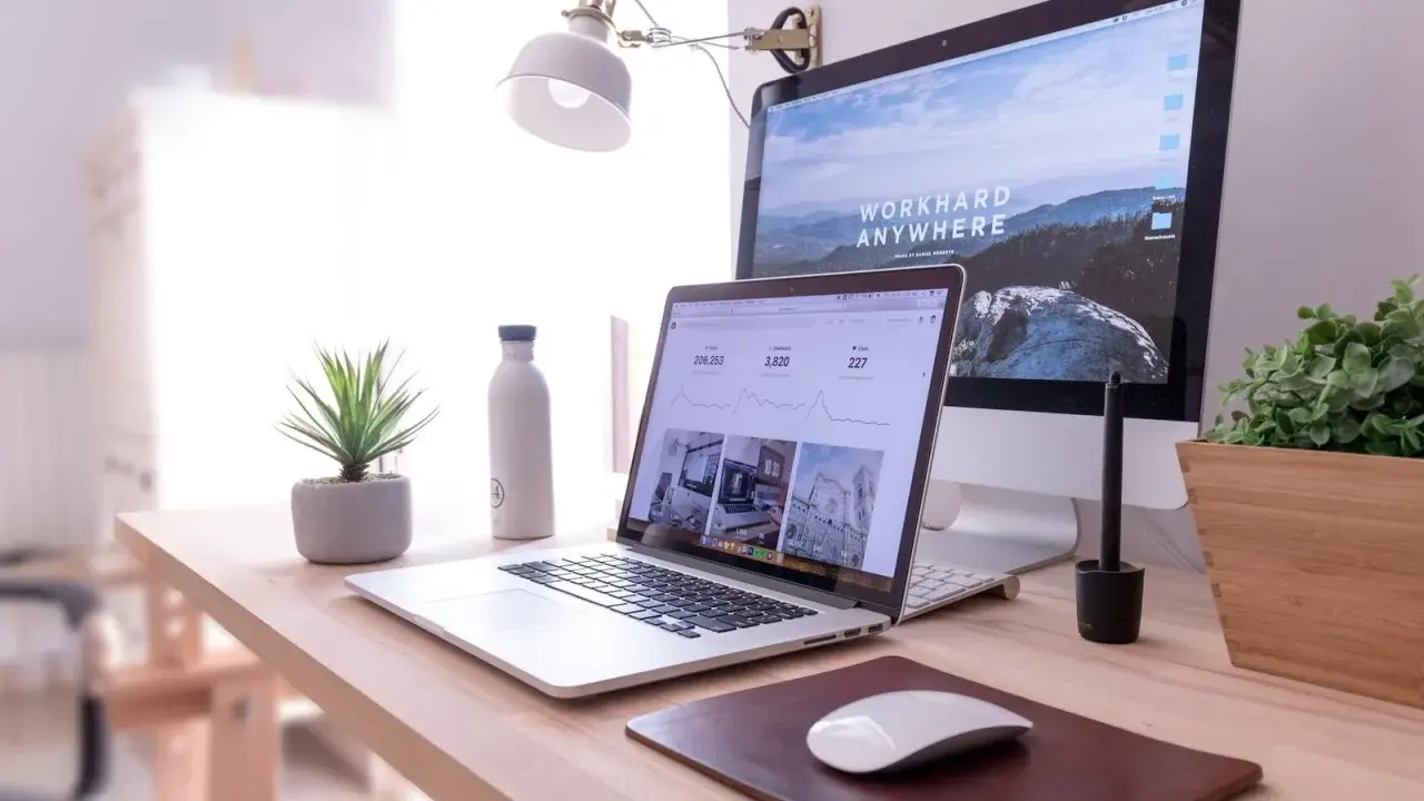 Escritorio moderno con laptop y monitor, ideal para un master business administration online.