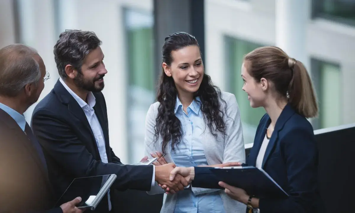 Profesionales celebran un acuerdo tras un curso de negociación.
