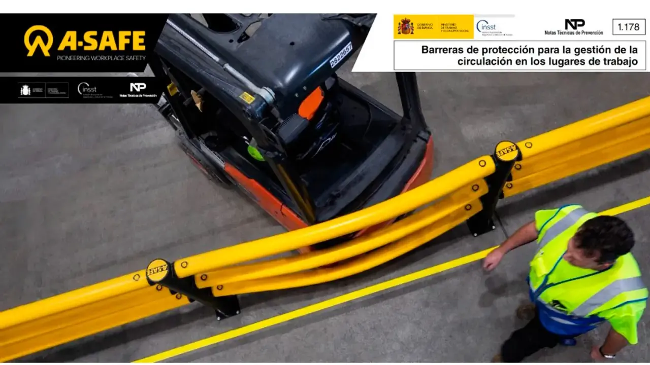 Carretilla elevadora junto a barreras amarillas de seguridad A-SAFE, mejorando la circulación en ntp lugares de trabajo. Un trabajador con chaleco reflectante camina cerca.