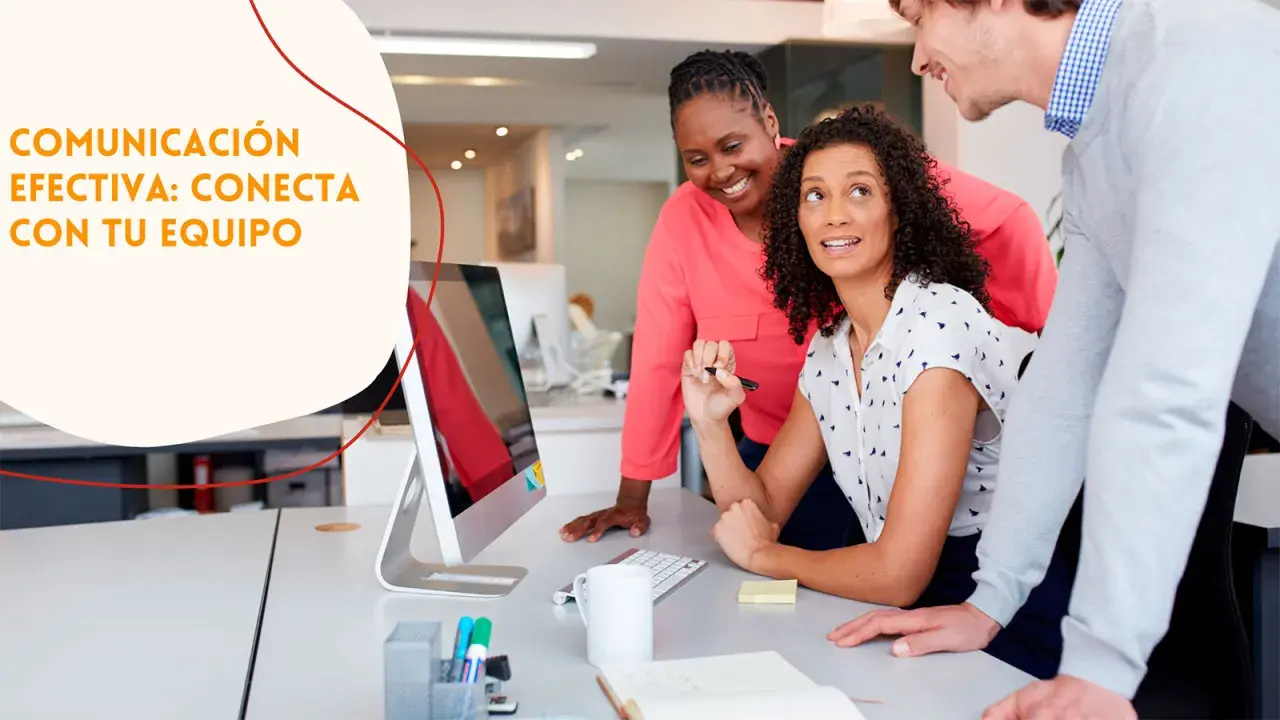 Equipo colaborando, aprendiendo cómo mejorar la comunicación skills para conectar mejor.
