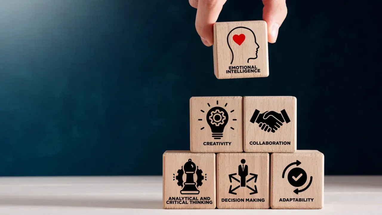 Bloques de madera apilados muestran habilidades blandas: inteligencia emocional, creatividad, colaboración, pensamiento analítico, toma de decisiones y adaptabilidad.