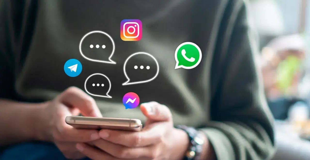 Man usando su teléfono para **instant messaging** con iconos de WhatsApp, Telegram, Instagram y Messenger flotando.