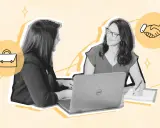 Dos mujeres discuten cómo hacer un contrato de trabajo en España, con iconos de maletín y apretón de manos.
