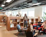 Un equipo diverso colabora en un espacio moderno y luminoso, creando un **ideal work environment**.