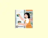 Una mujer sonriente organiza alimentos en un refrigerador, aprendiendo las técnicas de un curso de reponedor.