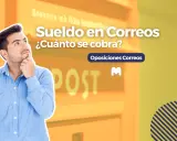 Hombre pensativo frente a un buzón de correos, preguntándose sobre el sueldo en Correos y su futuro laboral en atención al cliente.