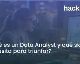Mujer joven con gafas analizando datos en pantalla, aprendiendo para sus **prácticas analista de datos**.