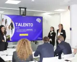 Mujeres en negocios presentan "TALENTO" en una sala de reuniones.
