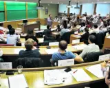 Aula con profesor y estudiantes. Se discuten los mejores MBA del mundo.