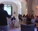 Ponente habla a audiencia en evento sobre empresas de inteligencia artificial, patrocinado por Orange Empresas.