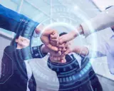Equipo unido en un gesto de colaboración, simbolizando la transformación digital y el futuro de los negocios.