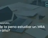 Un portátil y un cuaderno abierto sobre un escritorio, con el texto "¿Vale la pena estudiar un MBA este año?".