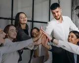 Equipo unido celebrando, mostrando diferentes tipos de líderes colaborando.