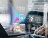 Un software architect diseña sistemas de IA, visualizando código y datos en pantallas holográficas.