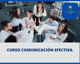 Equipo celebrando éxito en un curso de comunicación efectiva.