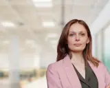 Mujer con blazer rosa, lista para su master MBA Barcelona.