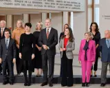 Grupo de directivos y personalidades, incluyendo a los Reyes de España, en un evento de programa desarrollo directivo.