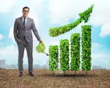 Hombre riega gráfico de barras de hojas verdes, simbolizando crecimiento y sostenibilidad. Ideal para cursos de sostenibilidad.