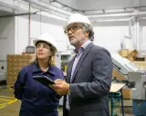 Supervisor de producción y su colega revisan el proceso en una fábrica.