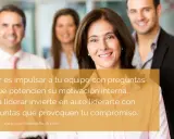 Un equipo sonriente, con un texto sobre liderazgo y preguntas que inspiran.