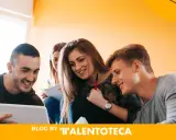 Estudiantes colaboran en un proyecto, aprendiendo como funcionan las practicas universitarias.