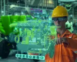 Ingeniero con gafas de realidad aumentada interactúa con un modelo 3D de motor, mostrando la innovación tecnológica en la industria.