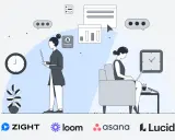 Dos personas trabajando en sus laptops, una de pie y otra sentada, con iconos de chat y gráficos, ilustrando la **comunicación asíncrona** y la eficiencia.