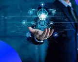 Un hombre con traje sostiene una red de iconos digitales que representan el **programa transformación digital**, con una bombilla de IA en el centro.