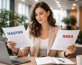 Mujer joven compara documentos de Máster y MBA, decidiendo su futuro académico y profesional.