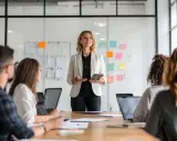 Mujer liderando reunión, explicando ideas para la gestión de equipos.