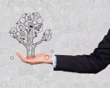 Mano sostiene un árbol de ideas con iconos de negocios. El **general management** impulsa el crecimiento.