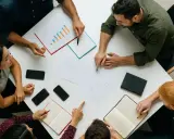 Equipo discutiendo estrategias. El master mba precio es una inversión clave para su futuro profesional.