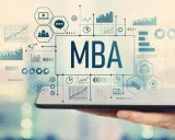 Gráficos y datos financieros sobre una pantalla de tablet, con el texto "MBA" en el centro. Ideal para un curso de mba finanzas.
