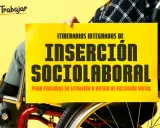 Persona en silla de ruedas sostiene cartel sobre inserción sociolaboral, promoviendo oportunidades de internships in Spain para todos.