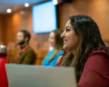 Mujer sonríe en clase del PDG IESE.