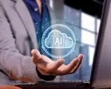 Un hombre con traje sostiene una nube digital con "AI" en su mano, representando los servicios en la nube para empresas.