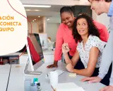 Equipo colaborando, aprendiendo cómo mejorar la comunicación skills para conectar mejor.